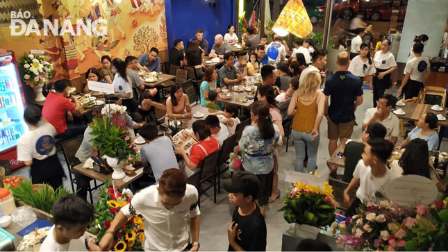 Hoang’s Thai Market restaurants are always crowded with people