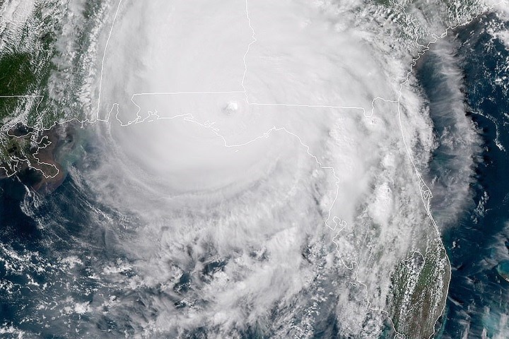 Ảnh chụp vệ tinh về mắt của bão “quái vật” Michale khi đổ bộ gần bãi biển Mexico, Florida, Mỹ.  Tổng thống Mỹ Trump đã ban bố tình trạng khẩn cấp đối với toàn bang Florida.