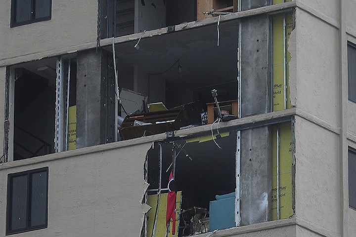 Tòa chung cư bị hư hại ở trung tâm thành phố Panama.