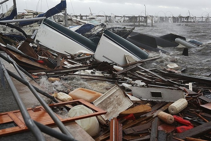 Các mảnh vỡ chất lại ở bến tàu sau khi bão Michael quét qua thành phố Panama.