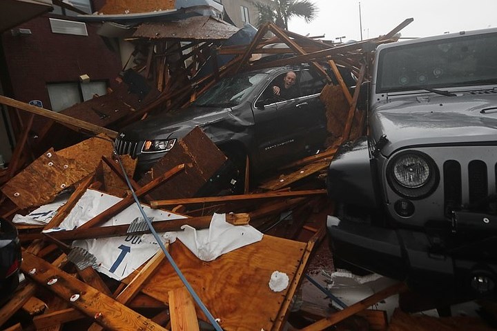 Người đàn ông này đang cố gắng lấy đồ trong ô tô sau khi một góc khách sạn bị sụp do bão tấn công Panama.