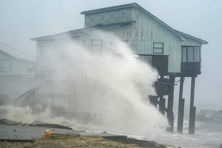 Còn đây là hình ảnh sóng to bắt đầu tấn công vào Alligator Point, Florida trước lúc bão Michael đổ bộ vào đây.