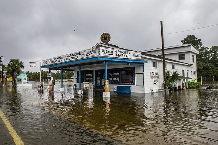 Thị trấn Saint Marks (Florida, Mỹ) bắt đầu ngập lênh láng nước do ảnh hưởng của bão nhiệt đới Michael.