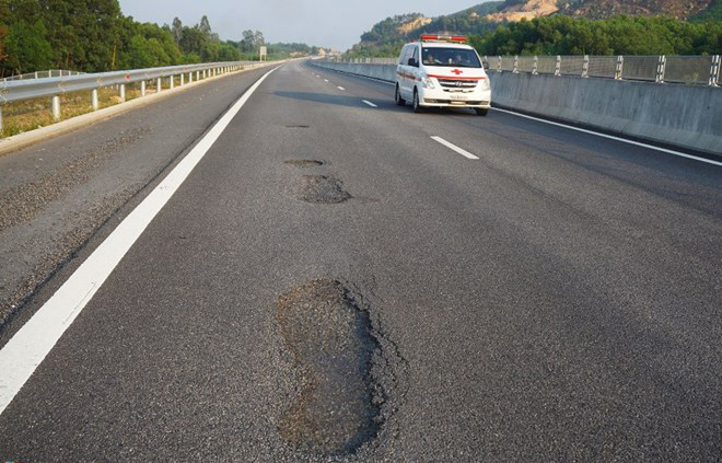 Photo: Sunken road surface is seen along a section of the Da Nang-Quang Ngai Expressway