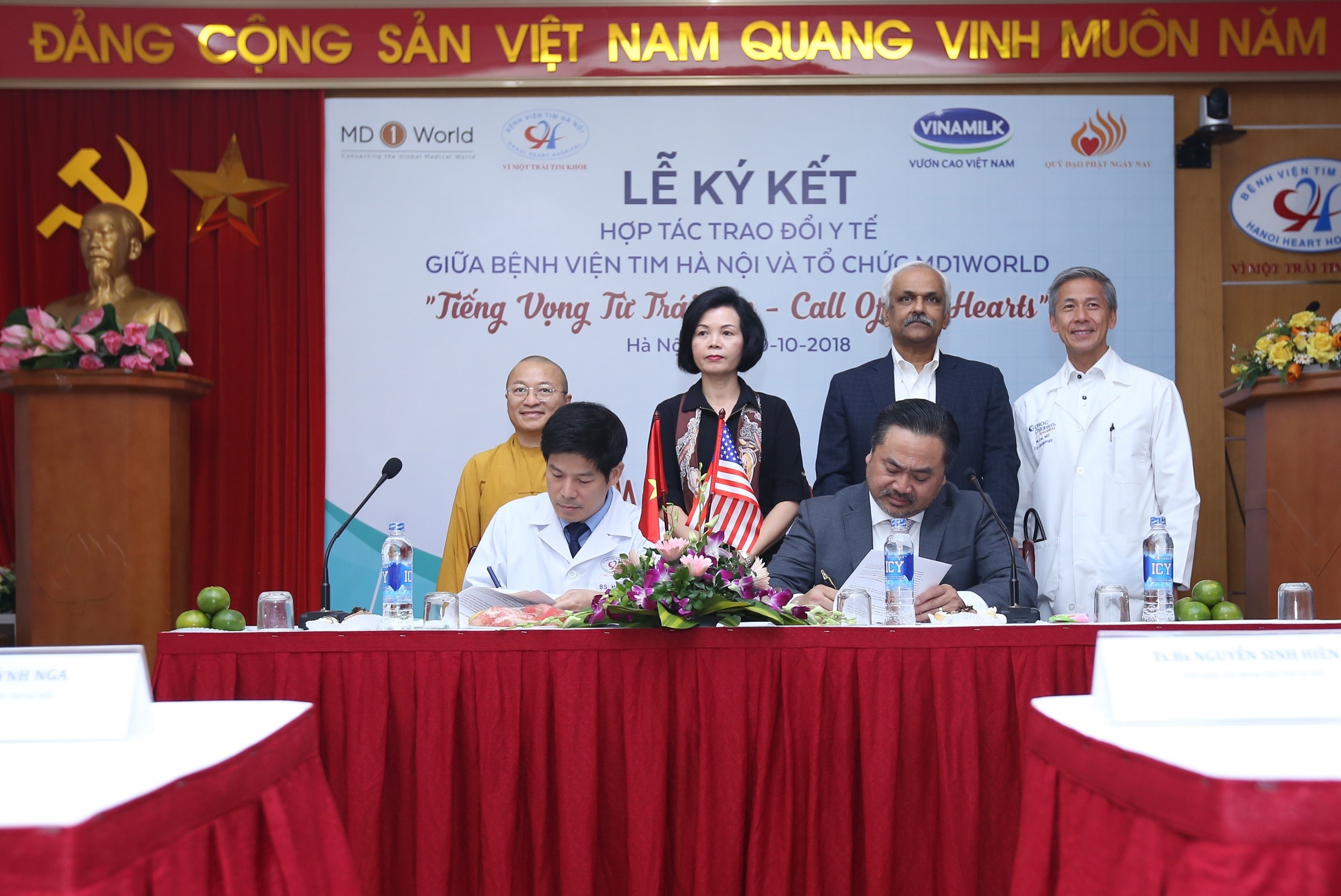 Lãnh đạo Bênh viện tim Hà Nội ký kết hợp tác với tổ chức MD1World.