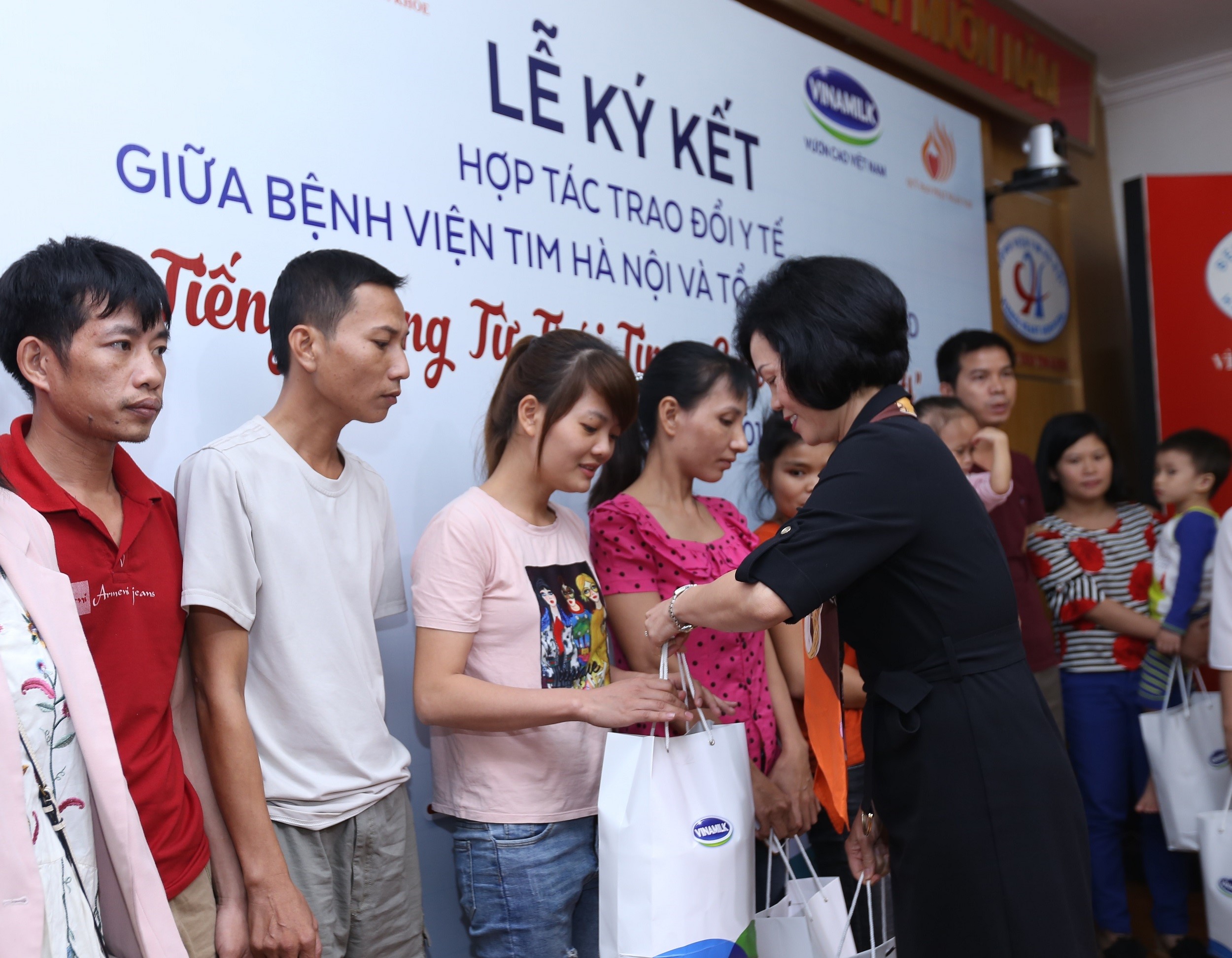 Bà Bùi Thị Hương, Giám đốc Điều hành Vinamilk tặng quà cho gia đình bệnh nhi được điều trị trong năm nay.