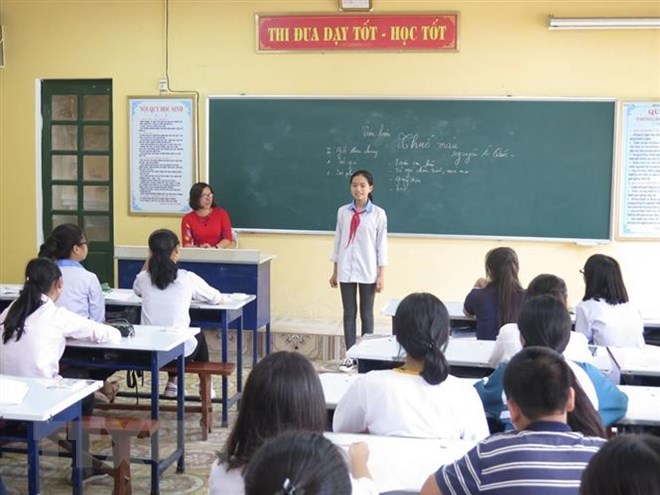 Em Nguyễn Thị Bạch Dương trong lớp học. (Ảnh: Mạnh Minh/TTXVN)