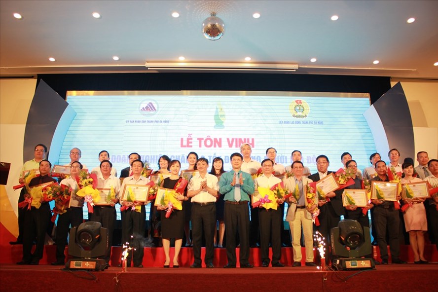 Vice Chairman Dung (front, 6th left) and the honourees