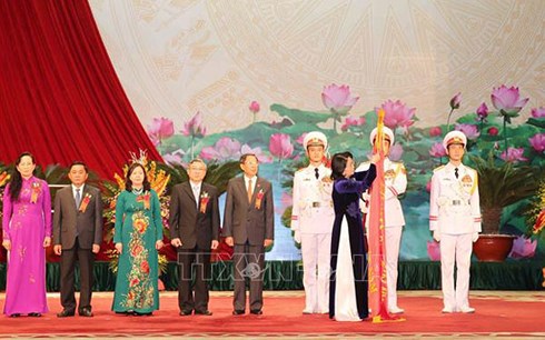 Quyền Chủ tịch nước Đặng Thị Ngọc Thịnh trao Huân chương Lao động hạng Nhất cho Ủy ban Kiểm tra Trung ương. Ảnh: TTXVN