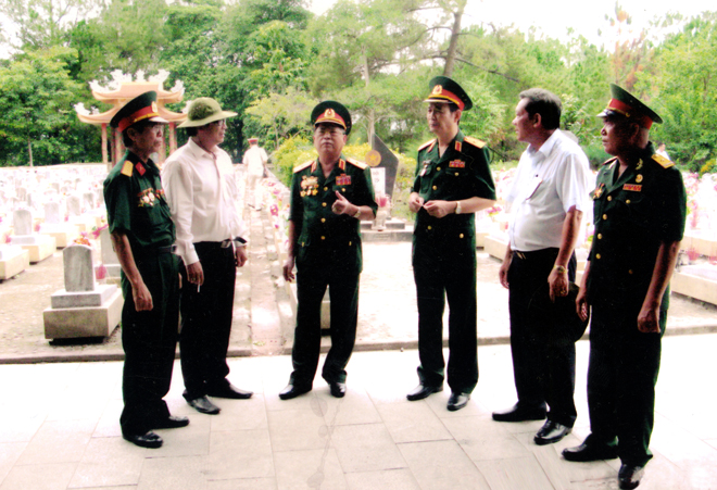 Thiếu tướng Trần Minh Hùng (thứ ba từ trái sang) chuyện trò cùng đồng đội trong dịp trở lại thăm Thành cổ Quảng Trị năm 2015.