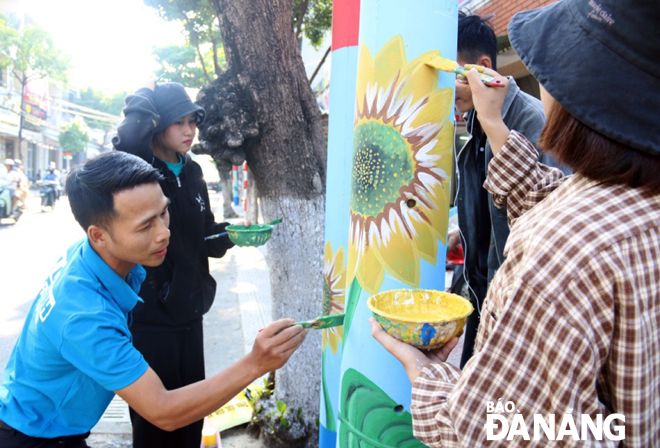 Đoàn viên, thanh niên phường Tân Chính và sinh viên Trường Đại học Duy Tân vẽ tranh trên các cột điện dọc tuyến đường Hải Phòng.