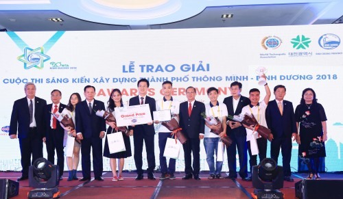 Binh Duong provincial leaders and organisers awarded the 2018 Smart City Initiative to the iNut Smartcity team from Việt Nam’s University of Economics and Law