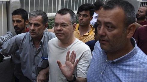 Tòa án Thổ Nhĩ Kỳ ra phán quyết trả tự do cho mục sư Andrew Brunson (áo trắng). Ảnh: Al Jazeera.