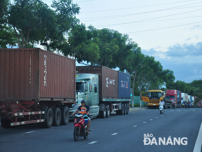 Xe container nằm chờ trên đường dẫn vào cầu Tiên Sơn trong giờ cấm.