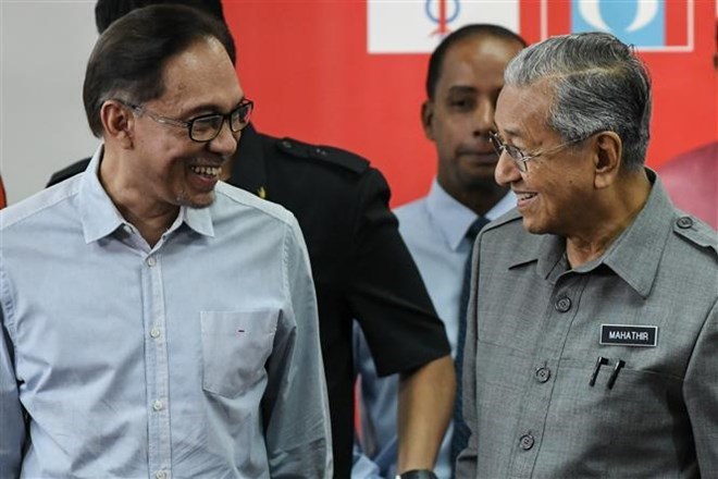 Malaysian Prime Minister Mahathir Mohamad (R) and Anwar Ibrahim at a press conference in Kuala Lumpur on June 1 (Photo: AFP/VNA)