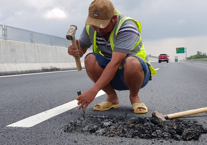 Nhà thầu thi công sửa chữa hư hỏng trên cao tốc Đà Nẵng - Quảng Ngãi 