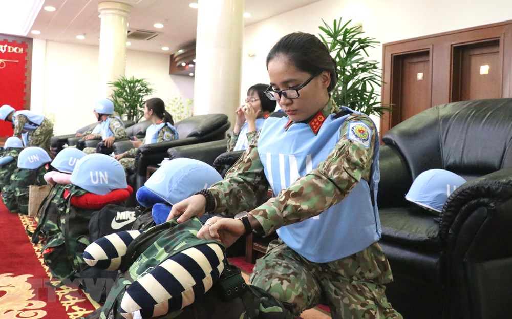 Đại úy Nguyễn Thị Thu Ngân chuẩn bị ba lô trước lúc lên máy bay. (Ảnh: Xuân Khu/TTXVN)
