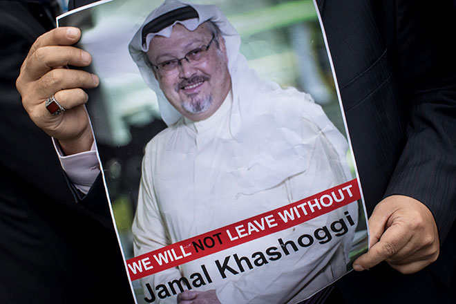 Người biểu tình trước Lãnh sự quán Saudi Arabia ở Istanbul (Thổ Nhĩ Kỳ) mang theo chân dung nhà báo Jamal Khashoggi. Ảnh: AFP/Getty Images