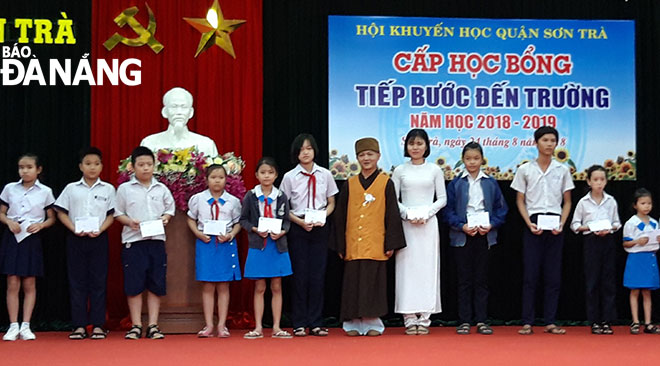 Hội Khuyến học quận Sơn Trà trao học bổng cho trẻ em nghèo hiếu học trên địa bàn.