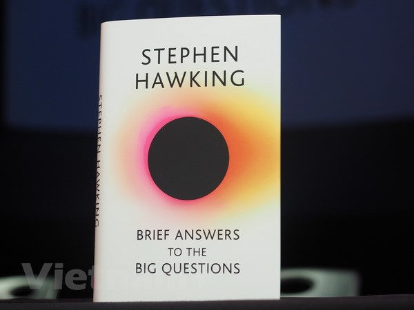 Cuốn sách cuối cùng của Stephen Hawking. (Ảnh: Tuấn Anh/Vietnam+)