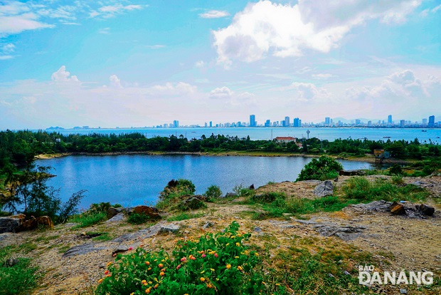 The lake likes a giant mirror, reflecting the city’s massive skyline