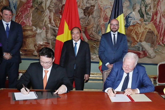 Thủ tướng Nguyễn Xuân Phúc và Thủ tướng Bỉ Charles Michel chứng kiến Lễ ký kết các văn kiện hợp tác giữa hai nước. (Ảnh: Thống Nhất/TTXVN)