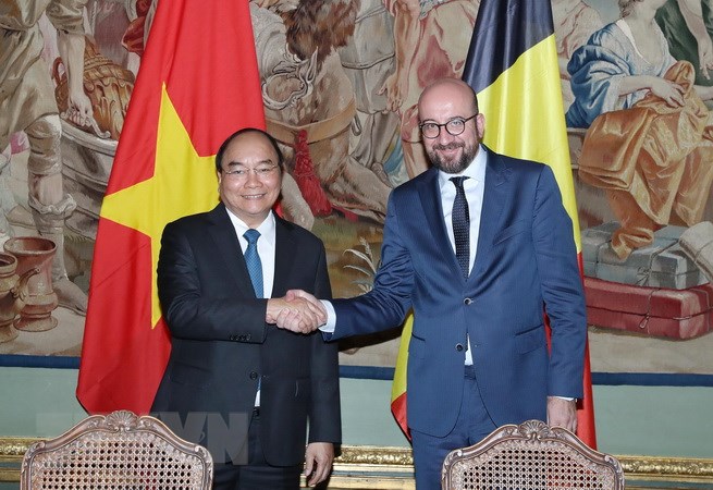 Thủ tướng Bỉ Charles Michel và Thủ tướng Nguyễn Xuân Phúc bắt tay trước khi tiến hành hội đàm. (Ảnh: Thống Nhất/TTXVN)