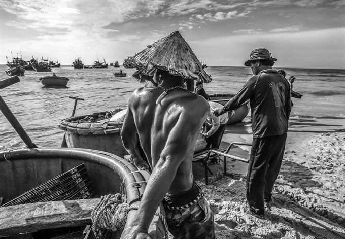 Fishermen work. — Photo courtesy of Mỹ Dũng Read more at http://vietnamnews.vn/life-style/467951/solo-photo-exhibition-to-open-in-da-nang.html#DIGPKzAI32HQm4ew.99