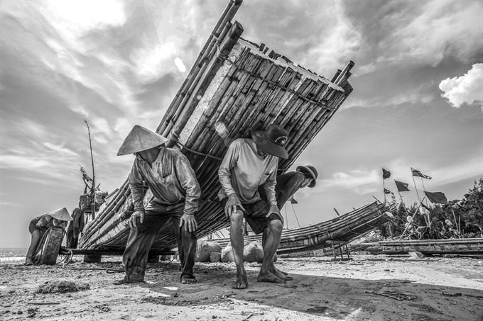 The difficult life of fishermen. — Photo courtesy of Mỹ Dũng Read more at http://vietnamnews.vn/life-style/467951/solo-photo-exhibition-to-open-in-da-nang.html#DIGPKzAI32HQm4ew.99