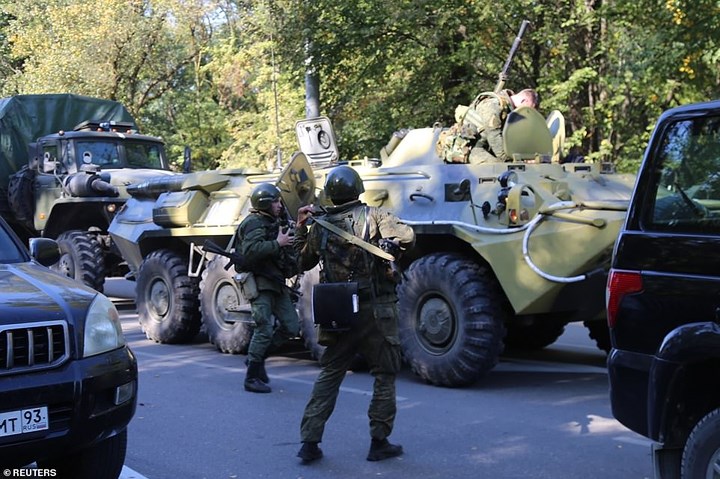 Xe thiết giáp và các binh sỹ tại hiện trường. Ảnh: Reuters.