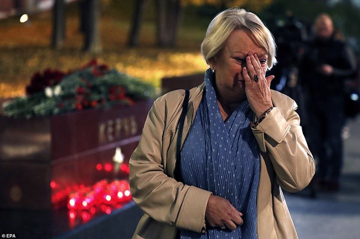 Một người phụ nữ Nga bật khóc khi đến khu tưởng niệm. Ảnh:EPA. 