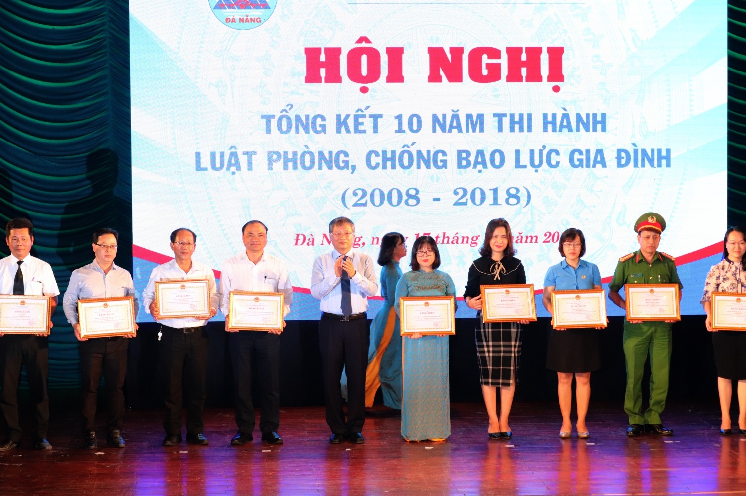 Phó Chủ tịch UBND thành phố Nguyễn Ngọc Tuấn trao bằng khen cho các tập thể đạt thành tích xuất sắc trong công tác phòng chống bạo lực gia đình.