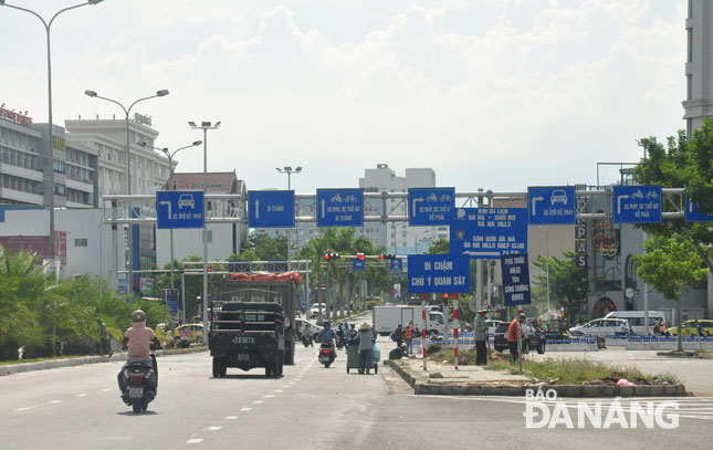 Từ khi được cải tạo, nâng cấp, có đèn xanh đèn đỏ, giao thông tại nút giao phía tây cầu Tiên Sơn trở nên trật tự, thông suốt.