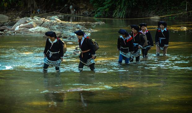 Some Dao Tien women on their way to terraced fields