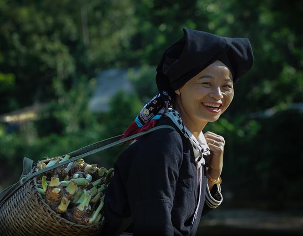 A Dao Tien woman on her way home