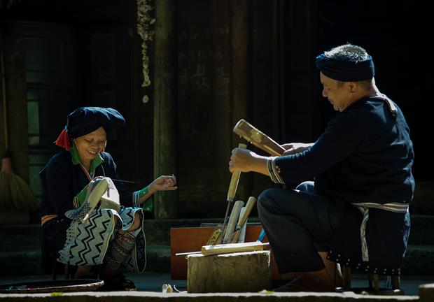 In the free time, Dao Tien men often create traditional farm tools, whilst women embellish their traditional costumes with hand embroidery.