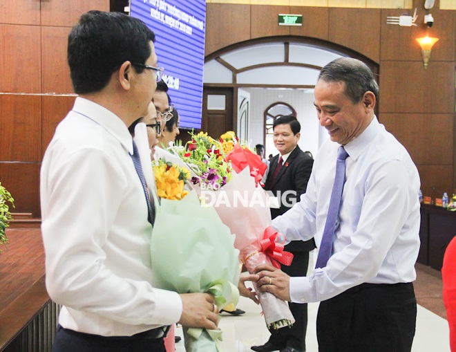 Ủy viên Trung ương Đảng, Bí thư Thành ủy, Trưởng đoàn ĐBQH thành phố Trương Quang Nghĩa tặng hoa chúc mừng