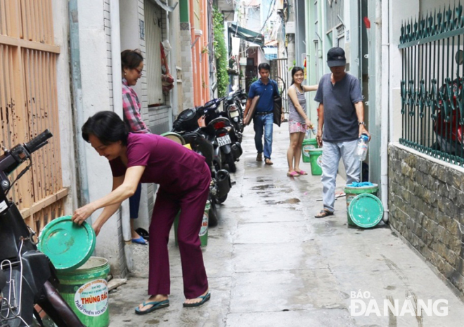 Chi hội Phụ nữ 2 Đông Xuân, phường An Khê chung tay dọn vệ sinh môi trường, thực hiện mô hình “5 không, 3 sạch”.
