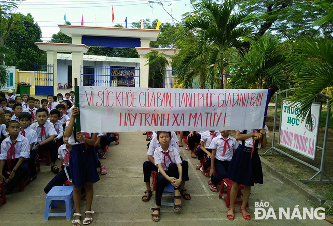 Đẩy mạnh công tác tuyên truyền phòng, chống HIV/AIDS, ma túy và các tệ nạn xã hội nhằm nâng cao kiến thức, trách nhiệm của người dân và giảm sự kỳ thị trong cộng đồng đối với người bị nhiễm HIV/AIDS.  Trong ảnh: Trường tiểu học số 2 Hòa Nhơn (huyện Hòa Vang) tuyên truyền phòng, chống HIV/AIDS, ma túy và các tệ nạn xã hội cho học sinh.