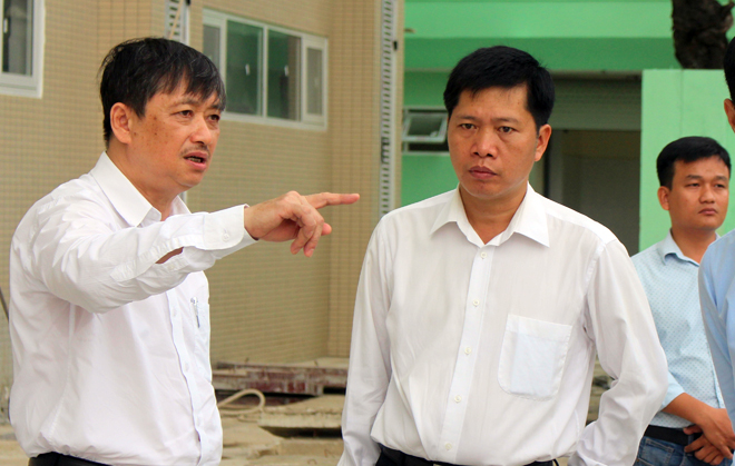 Phó Chủ tịch Thường trực UBND thành phố Đặng Việt Dũng (trái) kiểm tra, đôn đốc các đơn vị đẩy nhanh tiến độ xây dựng công trình Trung tâm Tim mạch.