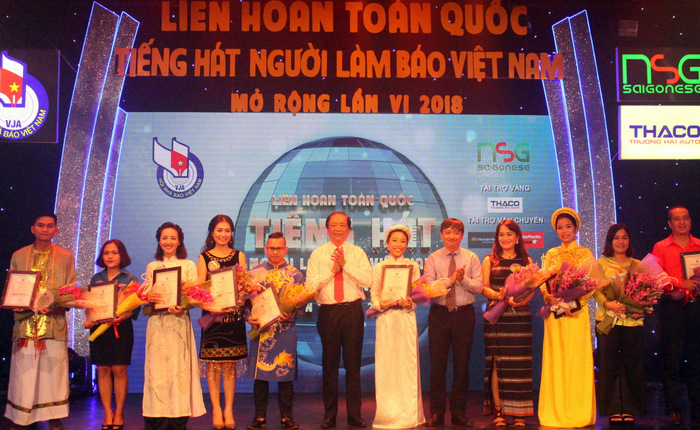Phó Chủ tịch Thường trực UBND thành phố Đặng Việt Dũng và Nhà báo Mai Đức Lộc, Phó Chủ tịch Hội Nhà báo Việt Nam trao hoa và kỷ niệm chương cho các đơn vị dự thi