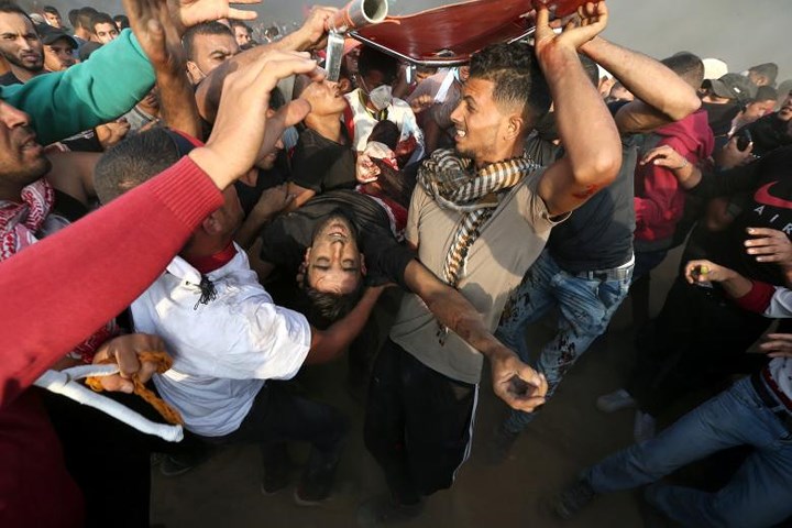 Một người biểu tình Palestine bị thương trong cuộc đụng độ với lực lượng an ninh Israel.