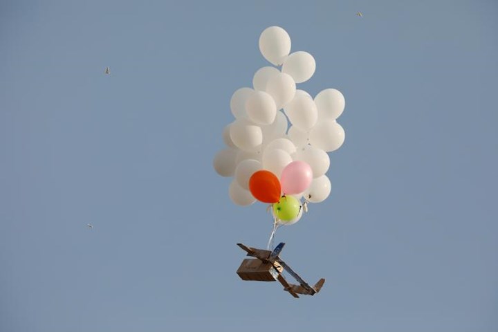 Chùm bóng bay được nhìn thấy bên phần lãnh thổ Gaza trong cuộc biểu tình mới nhất.