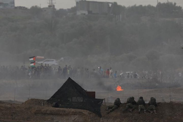 Binh sĩ Israel đương đầu với người biểu tình Palestine.