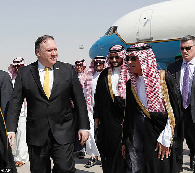 Ngoại trưởng Mỹ Mike Pompeo (bìa trái) đến Riyadh tuần trước để tìm hiểu vụ nhà báo mất tích. Ảnh: AP