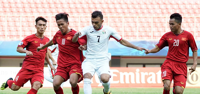 Dù thất bại trong trận ra quân trước U19 Jordan (áo trắng) nhưng các tuyển thủ U19 Việt Nam (áo đỏ) vẫn rất tự tin trước trận đấu cùng U19 Úc (chiều ngày 22-10).  Ảnh: AFC