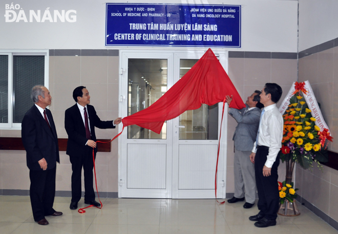 Representatives from the Faculty of Medicine and Pharmacy of the University of Da Nang and the city’s Cancer Hospital attending the opening ceremony of the clinical training centre