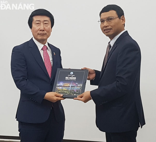  Da Nang People's Committee Vice Chairman Ho Ky Minh (right) receiving Mr Kim Jong Hwan, the Head of the Changwon City Security and Public Administration Division