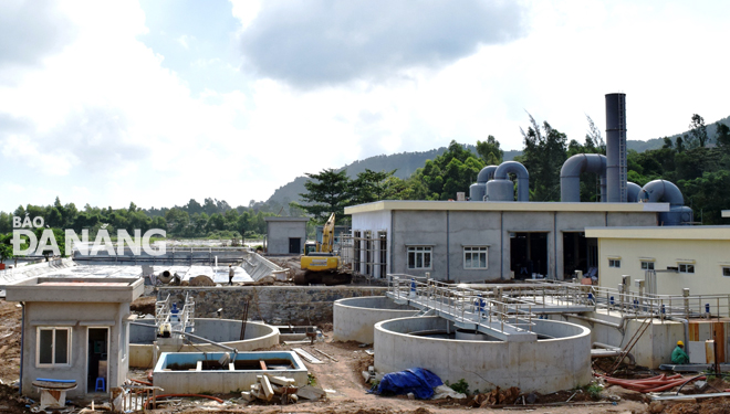 Trạm xử lý nước rỉ rác tại bãi rác Khánh Sơn vừa được đưa vào vận hành và đang hiệu chỉnh công nghệ, quy trình xử lý nước rỉ rác.