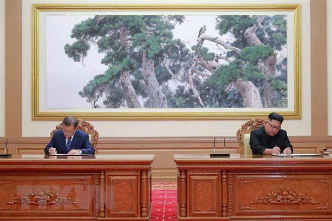 Tổng thống Hàn Quốc Moon Jae-in (trái) và Nhà lãnh đạo Triều Tiên Kim Jong-un tại lễ ký Thỏa thuận hòa bình trong cuộc gặp thượng đỉnh tại Bình Nhưỡng ngày 19/9. (Nguồn: AFP/TTXVN)